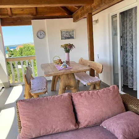 Joyful With Beautiful View - Byta Leut Apartmán