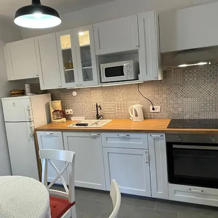 Joyful With Beautiful View - Byta Leut Apartmán